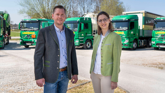 Stummvoll und Doblhofer vor dem Lagerhaus LKW Fuhrpark | © Dürnberger