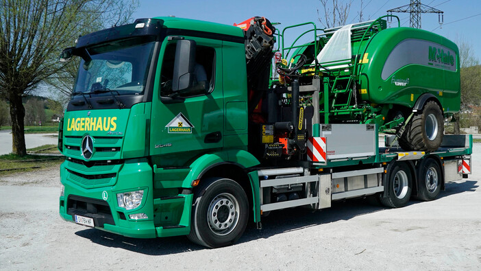 Salzburger Lagerhaus LKW mit Landmaschine | © Dürnberger