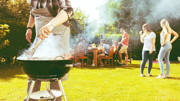 Ein Mann grillt für seinen Besuch im Garten | © AdobeStock_191021433