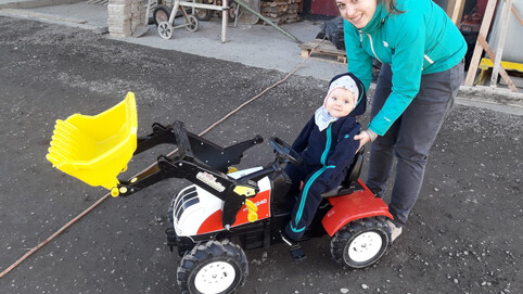 Maschinenübergabe an Viktoria mit Mama Sonja