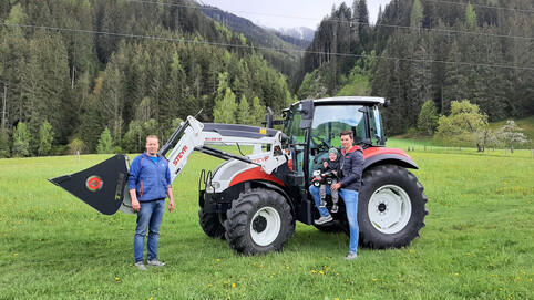 Maschinenübergabe Familie Höller