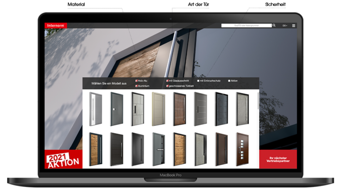 Das Bild zeigt einen Laptop (MacBook Pro) mit einer geöffneten Webseite eines Türkonfigurators der Marke „Internorm“. Die Webseite bietet verschiedene Türmodelle zur Auswahl, kategorisiert nach Material, Art der Tür und Sicherheitsmerkmalen. Eine „2021 Aktion“ sowie ein Hinweis auf den nächsten Vertriebspartner sind ebenfalls sichtbar. Der Hintergrund des Konfigurators zeigt eine moderne Hausfassade mit einer Haustür.