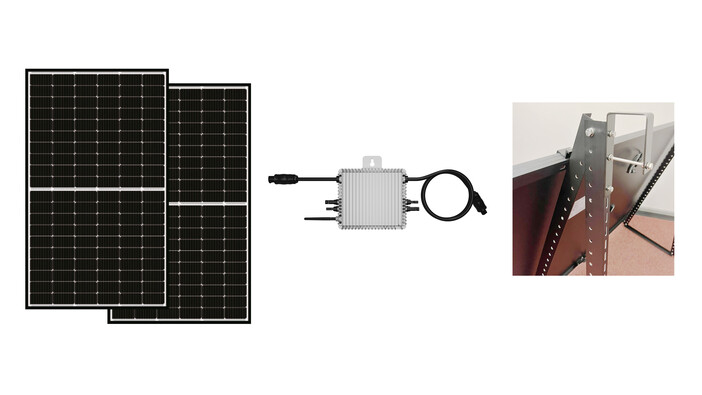 Das Bild zeigt ein Balkonkraftwerk-Set bestehend aus zwei schwarzen Solarmodulen mit feinem Zellmuster, einem rechteckigen Mikro-Wechselrichter mit Anschlusskabeln in der Mitte und einer stabilen Metallhalterung zur Montage der Solarmodule auf der Rückseite.