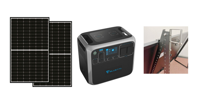 Das Bild zeigt ein Solaranlagen-Set bestehend aus zwei schwarzen Solarmodulen mit feinem Zellmuster, einer tragbaren Powerstation der Marke Bluetti mit Display und Anschlüssen in der Mitte sowie einer stabilen Metallhalterung zur Montage der Solarmodule auf der Rückseite.