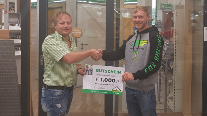 Der Baustoff Gutschein im Wert von € 1.000,- werden übergeben