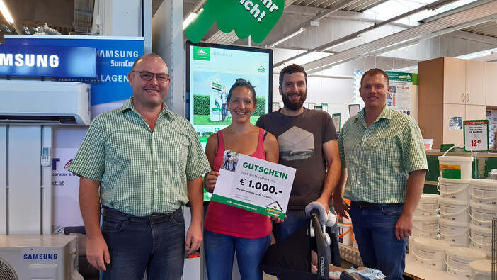 Der Baustoff Gutschein im Wert von € 1.000,- werden übergeben
