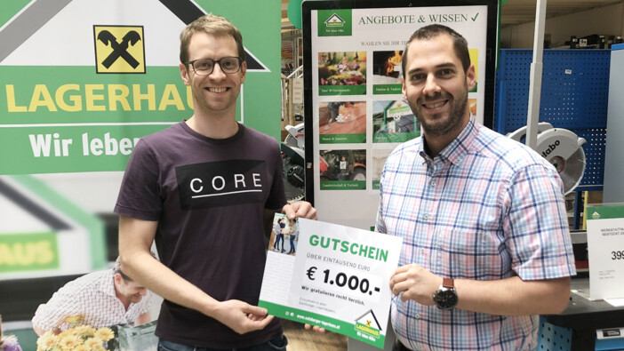 Der Baustoff Gutschein im Wert von € 1.000,- werden übergeben