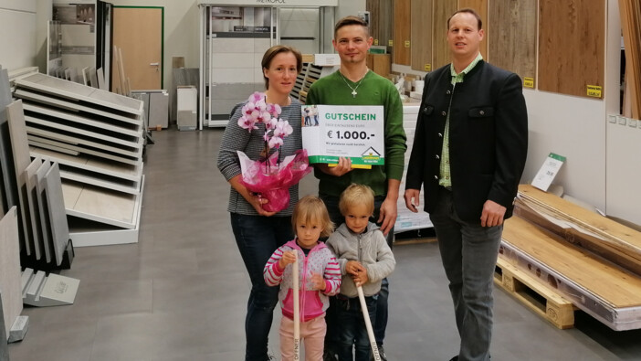 Der Baustoff Gutschein im Wert von € 1.000,- werden übergeben